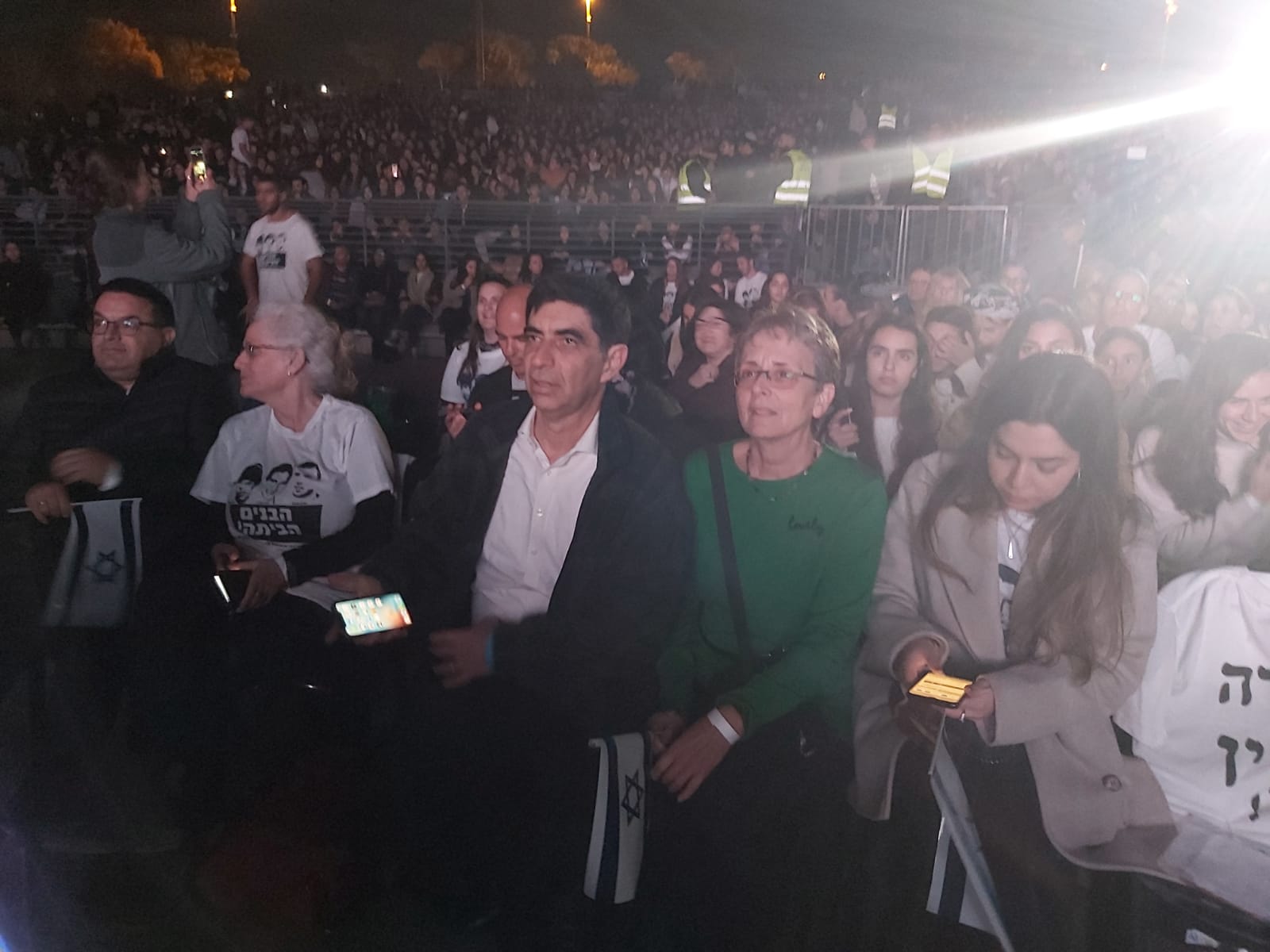 המשפחות, ביחד עם חבר הכנסת היחידי שהגיע לעצרת (צילום: משה פריאל)